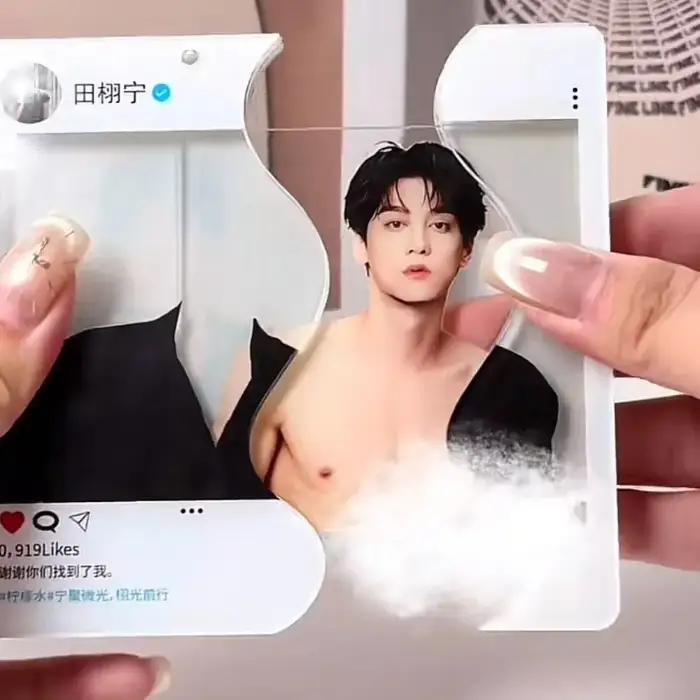 handsome-wang-hedi-acrylic-pulling-pull-var4-1789661096253-833 Handsome Wang Hedi Acrylic Pulling Pull Tab Card Star Peripheral Exquisite Collection Gift Móc Treo Đeo Thoại, Standee, Móc Khoá In Theo Yêu Cầu, Chất Liệu Mica Dày 4mm, Kích Thước 5.5 Cm, Có In Test Mẫu